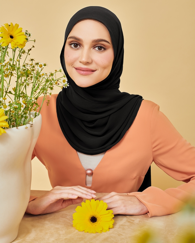 Image of LINIA LINE CHIFFON SHAWL - BLACK