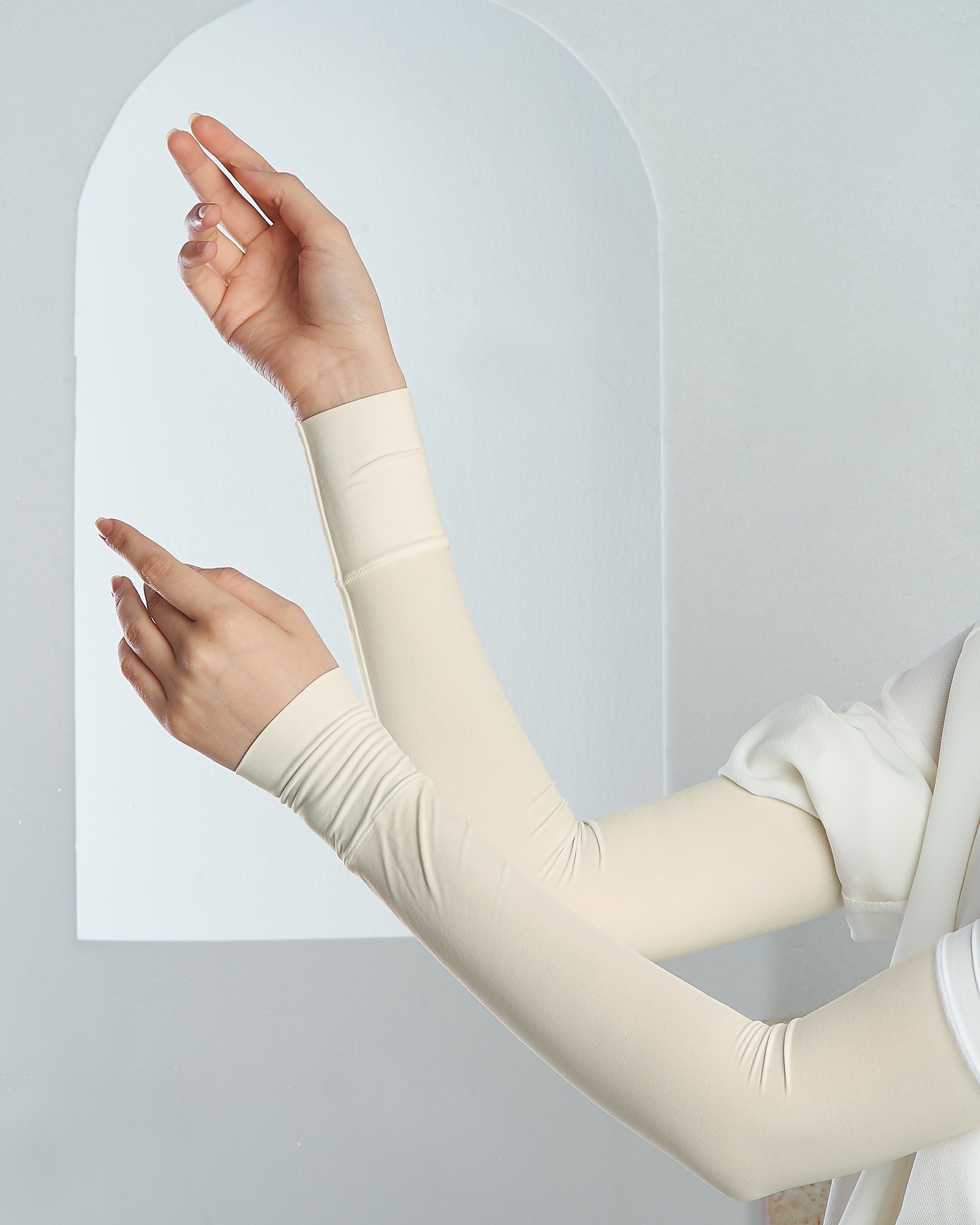 NWEAR AURA HAND SOCKS - IVORY