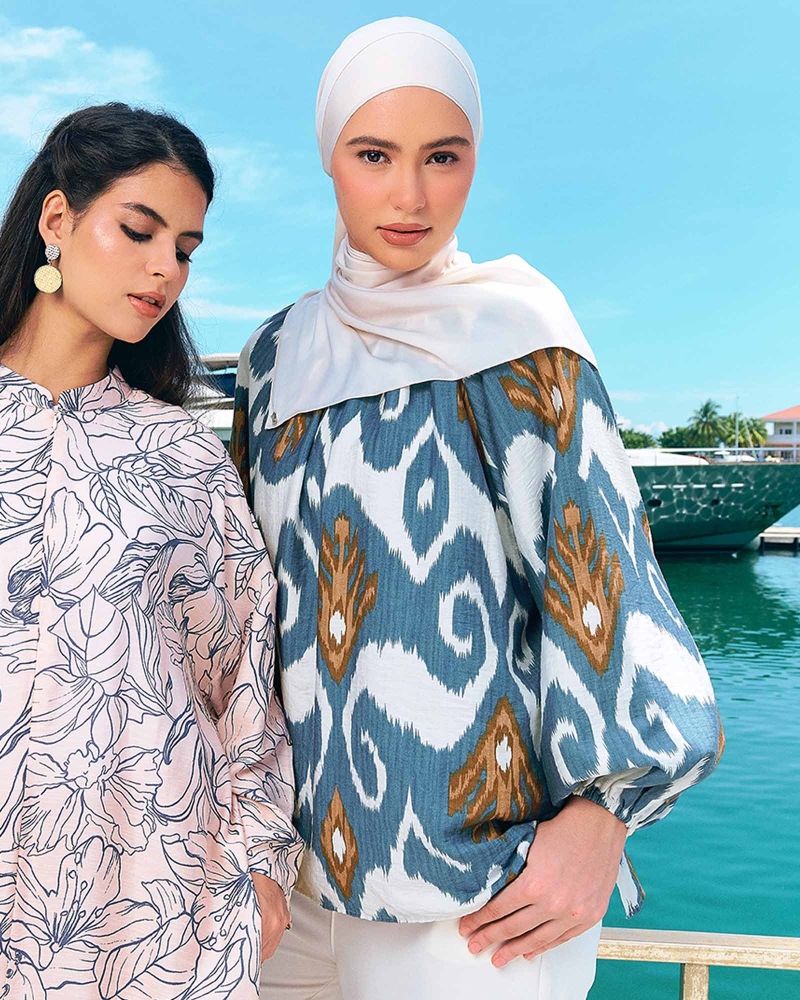 Image of BLUE CRUISE GATHERED RAYON TOP - OCEAN