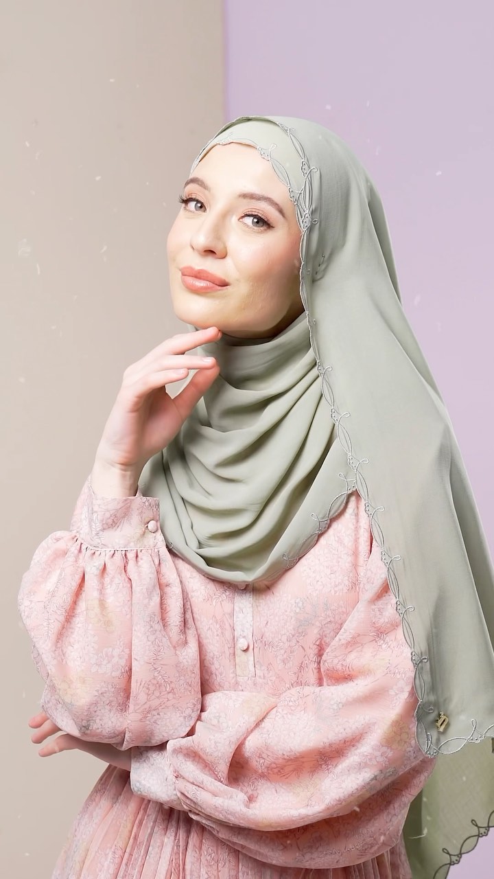 Ahhh can’t stop admiring the Seri and Saleha Embroidered Shawl 😍😍😍😍😍 They both feature a different design of embroidery. But both these scarves are lightweight and comes in wearable colours. Best part is that these scarves are launching tonight, ladies. For now, kita tengok dulu. Tengok tu free kan? hehe <br/>
<br/>
#comingsoon #sulam #shawl #classicshawl #embroideryshawl
